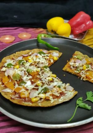 चीझी थालीपीठ पिझ्झा (cheese thalipeeth pizza recipe in marathi) रेसिपी चे मुख्य फोटो 