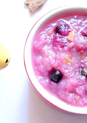 A picture of Apple and Pear with Blueberries.