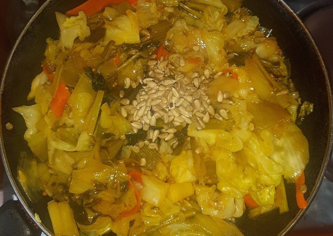 Steps to Prepare Ultimate Fried-Steamed Veggies with Soy Sauce and
Sunflower Seeds (Vegan)