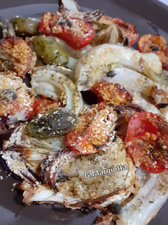 Foto di Finocchi gratinati al forno, con pomodorini, cipolle rosse e olive