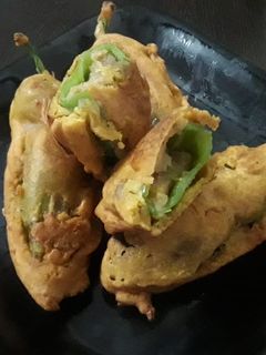 भरवा मिर्च पकोड़े(BHARWA MIRCH PAKODE RECIPE IN HINDI) रेसिपी मुख्य फोटो