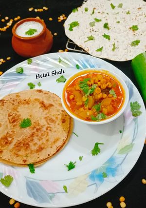 सात्विक चना दाल लौकी की सब्जी और भाखरी रेसिपी मुख्य फोटो