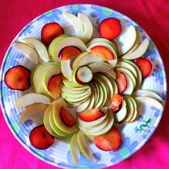 A picture of Simple plums and pears salad.
