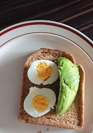 A picture of Bread,Egg and avacado.