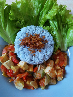 Foto resep Nasi biru + tumis tahu terong lalap