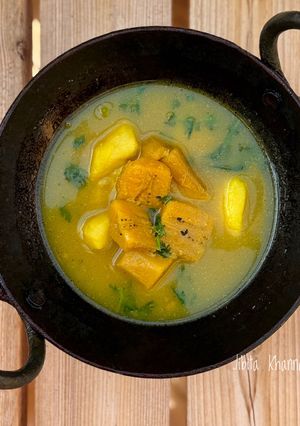 A picture of BENGALI STYLE KAACH KOLA ALOO’R PATLA JHOL (Raw Banana and potato Thin Curry Soup).