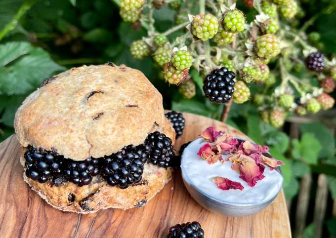 Blackberry and Apple Seasonal Scones - #vegan #afternoontea 🫖 🌱