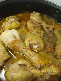 Una foto de Jamoncitos de pollo al vino 🍗