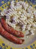 Salsichas frescas no forno com massa com natas