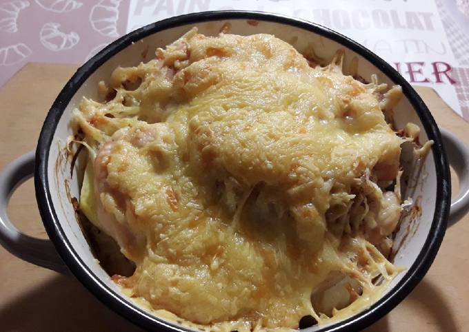 Курица с картошкой и сметаной в духовке — самый вкусный и быстрый рецепт с сыром и чесноком