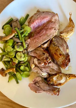 Une photo de Gigot d’agneau à l’ail, miel, moutarde et muscat