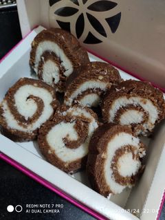 ચોકલેટ કોકોનટ રોલ (Chocolate coconut roll Recipe In Gujarati) રેસીપી મુખ્ય ફોટો
