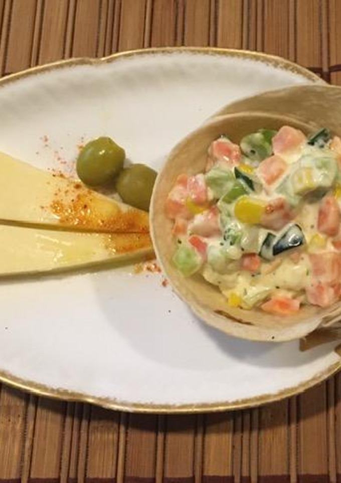 Una foto de Entremés con queso y aceitunas