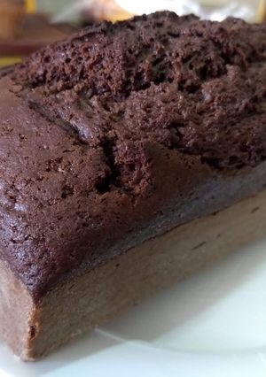 Una foto de Budín brown con cacao amargo y chocolate de algarroba.