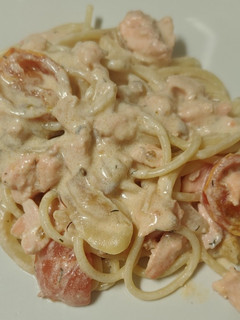 Una foto de Espaguetis con salmón, nata y tomate cherry
