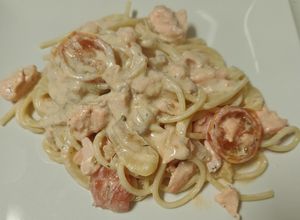 Foto principal de Espaguetis con salmón, nata y tomate cherry