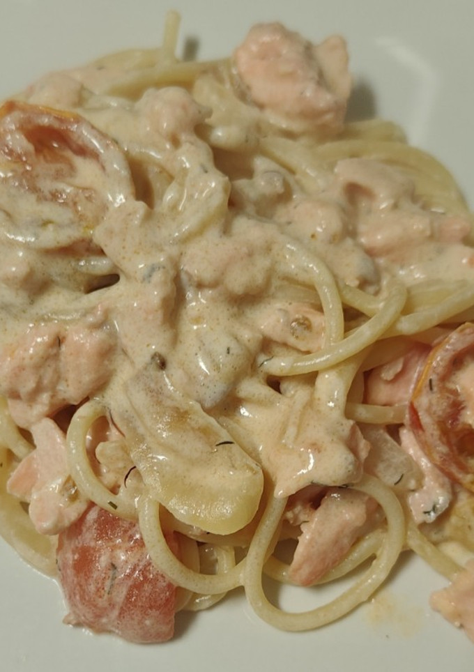 Una foto de Espaguetis con salmón, nata y tomate cherry