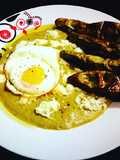 Huevo frito y mini pimientos sobre puré de brócoli