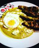 Huevo frito y mini pimientos sobre puré de brócoli