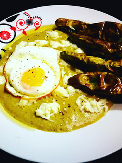 Una foto de Huevo frito y mini pimientos sobre puré de brócoli