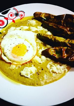 Una foto de Huevo frito y mini pimientos sobre puré de brócoli