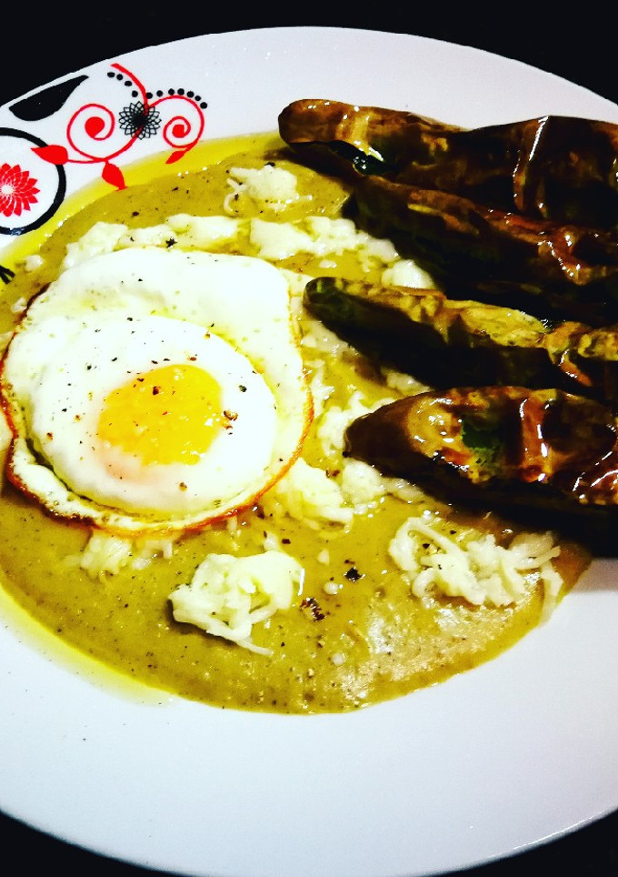 Una foto de Huevo frito y mini pimientos sobre puré de brócoli