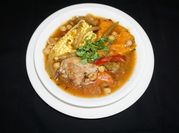 Una foto de pimienta caldo de pollo