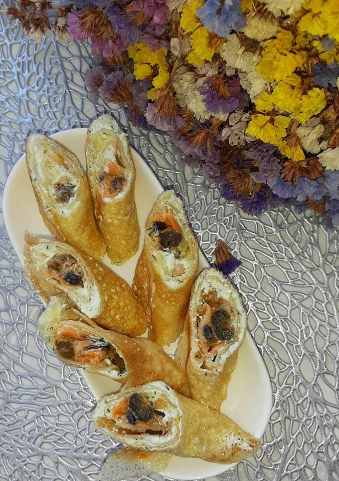 Млинцеві роли з мідіями і сирним соусом