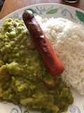 Arveja verde con arroz y salchichas