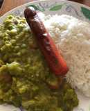 Arveja verde con arroz y salchichas