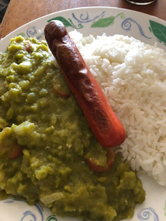 Una foto de Arveja verde con arroz y salchichas