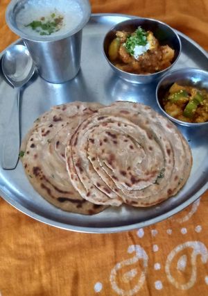 ગાર્લિક કોથમીર લચ્છા પરોઠા (Garlic Coriander Laccha paratha recipe in Gujarati) રેસીપી મુખ્ય ફોટો