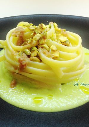 Foto di Scialatelli con crema di zucchine, salsa di alacce e pistacchi