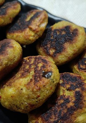 A picture of Kacche Kele Ke shami Kabab.
