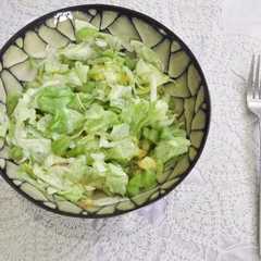 Una foto de Ensalada dietética de lechuga y tomate fácil y rápida de preparar