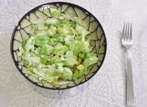 Una foto de Ensalada dietética de lechuga y tomate fácil y rápida de preparar