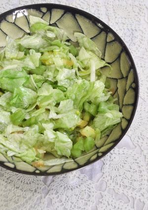 Una foto de Ensalada dietética de lechuga y tomate fácil y rápida de preparar