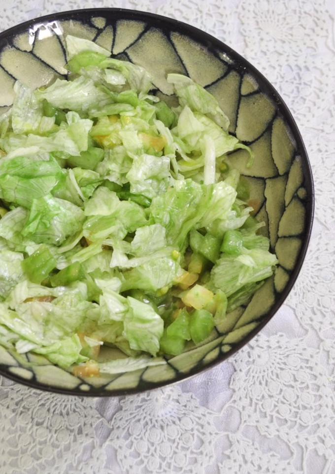 Una foto de Ensalada dietética de lechuga y tomate fácil y rápida de preparar