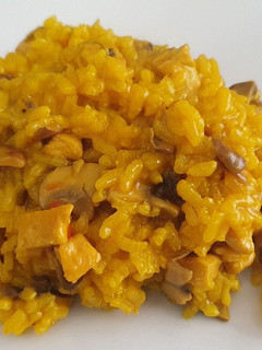 Una foto de Arroz meloso de pollo con champiñones
