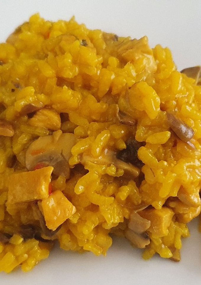 Una foto de Arroz meloso de pollo con champiñones