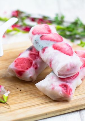 Une photo de Riz au lait de coco et fraise en rouleaux de printemps