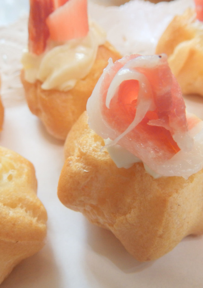 Una foto de Lionesas con crema de queso y jamón