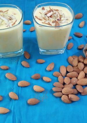 બદામ શેક (Badam Shake Recipe In Gujarati) રેસીપી મુખ્ય ફોટો
