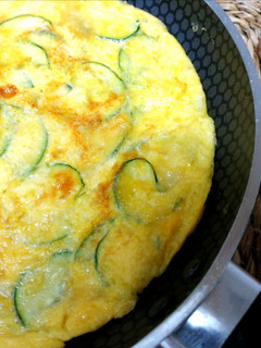 Una foto de Tortilla de calabacín con queso de cabra