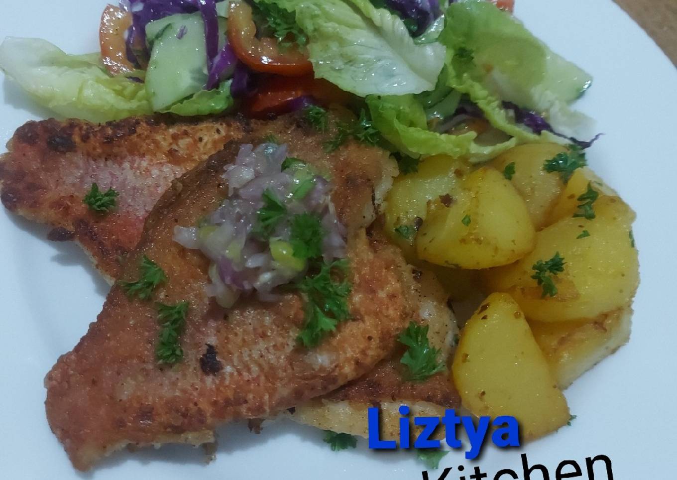 Ikan kakap goreng dengan salad dan sambal matah