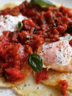 Una foto de Huevos estrellados con pisto de bacalao