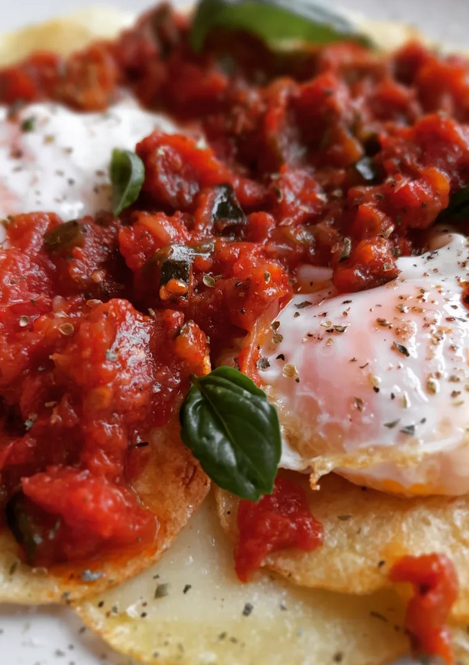 Una foto de Huevos estrellados con pisto de bacalao