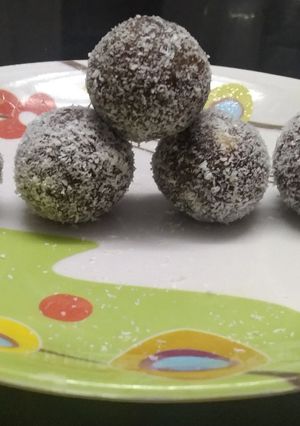 ડ્રાયફ્રુઇત બોલ્સ (Dryfruit Balls Recipe in Gujarati) રેસીપી મુખ્ય ફોટો