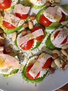 Una foto de Ensalada de aguacate para el desayuno 🥑🍅☀️