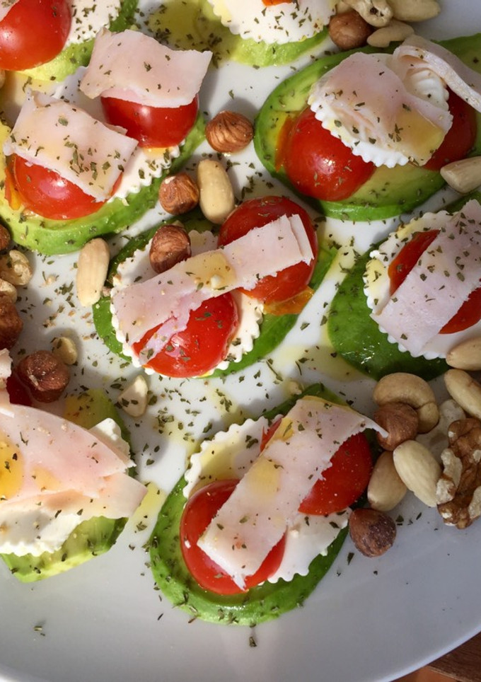 Una foto de Ensalada de aguacate para el desayuno 🥑🍅☀️